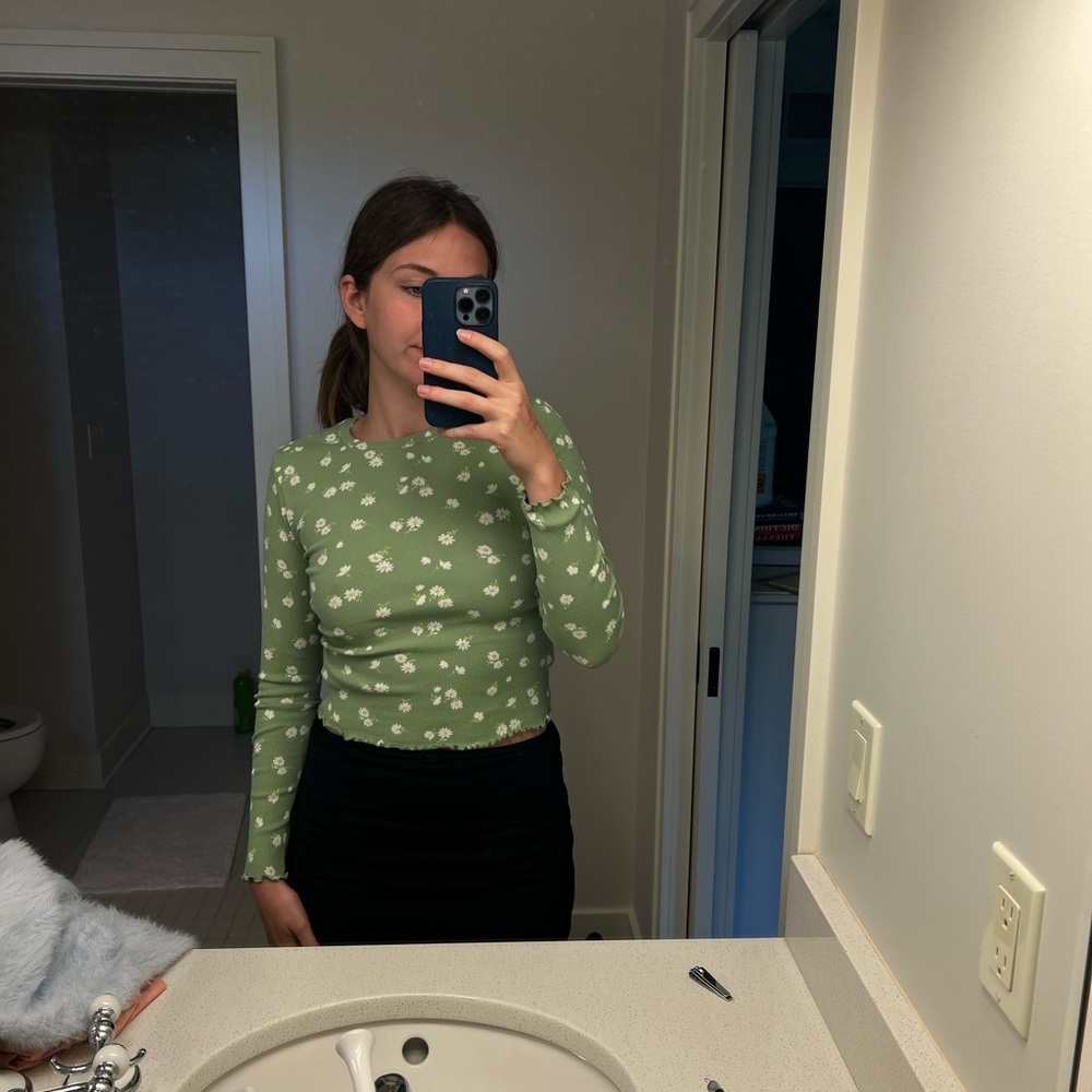Forever 21 Green Daisy Long Sleeve; size S